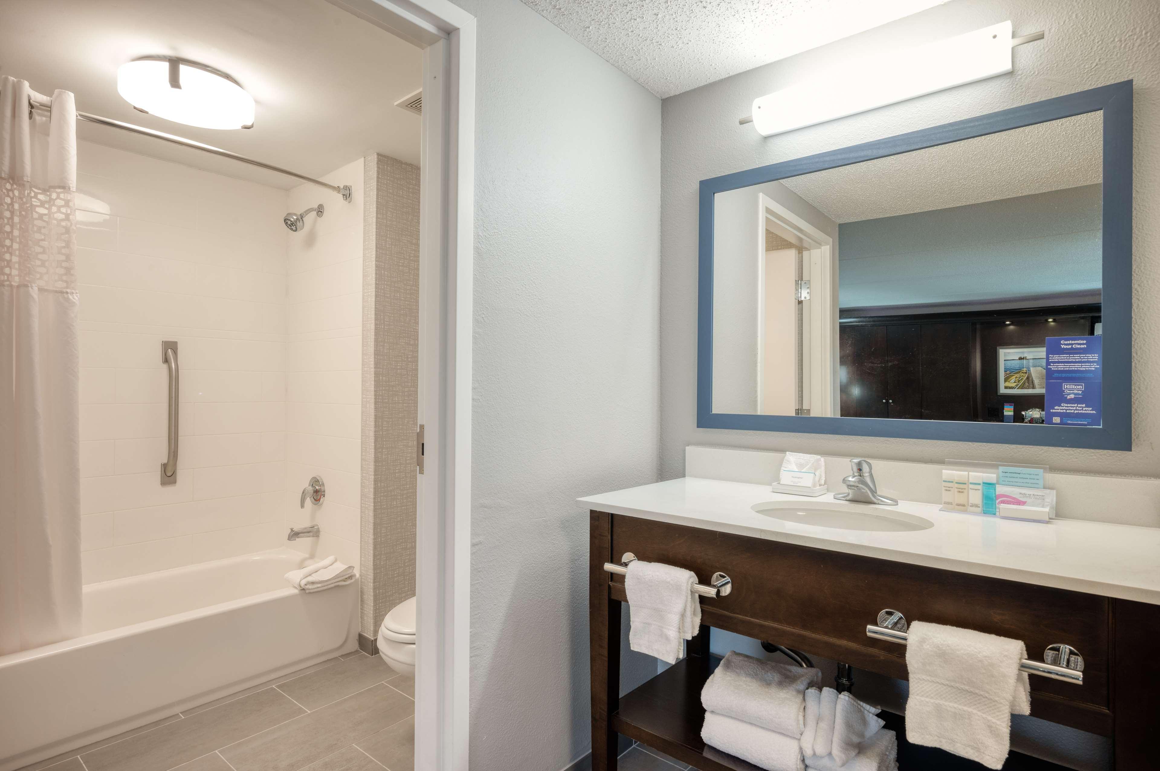 Hampton Inn Джейнсвилл Экстерьер фото