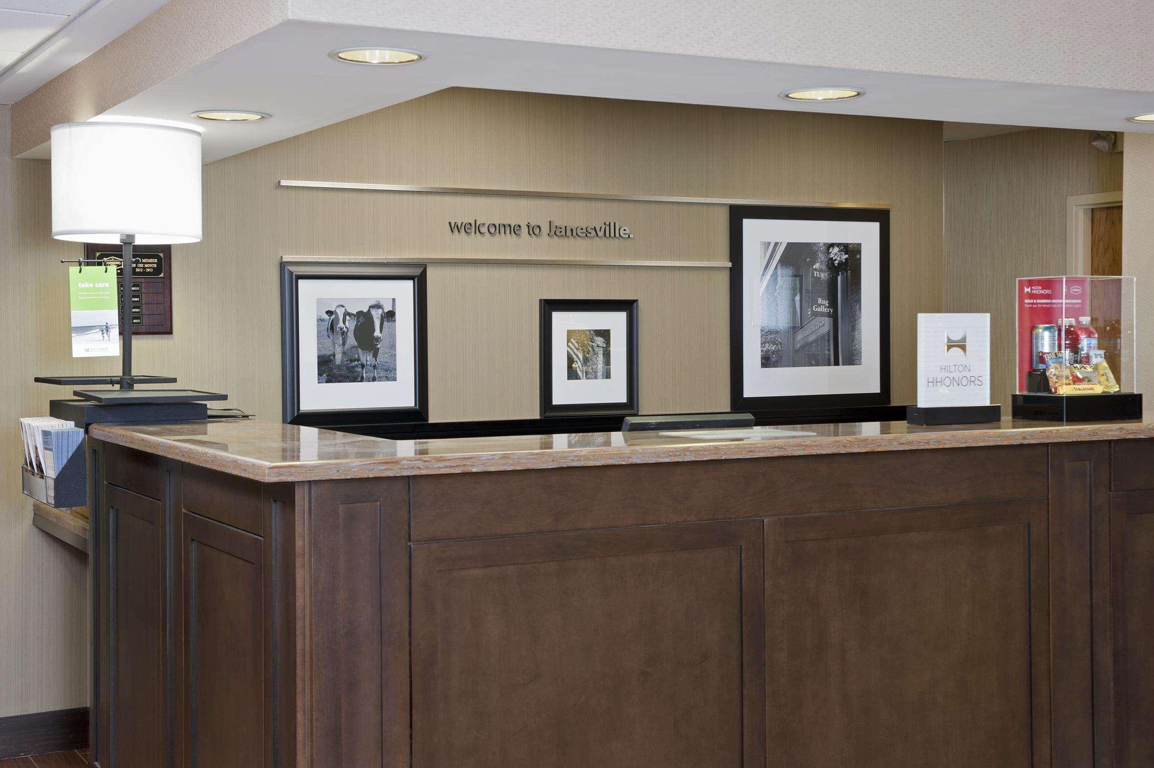 Hampton Inn Джейнсвилл Экстерьер фото